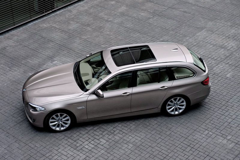 File:2011-BMW-5-Series-Touring-64.jpg