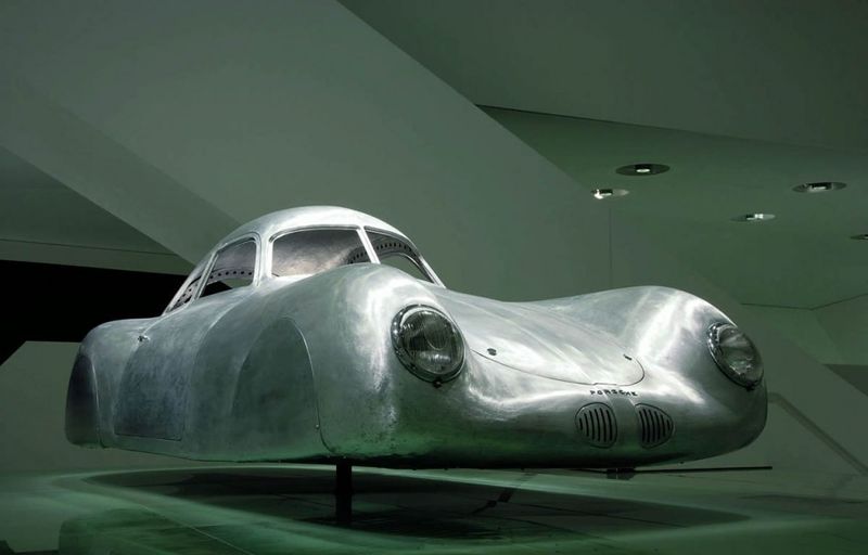 File:Porsche museum 002-0122-950x600.jpg