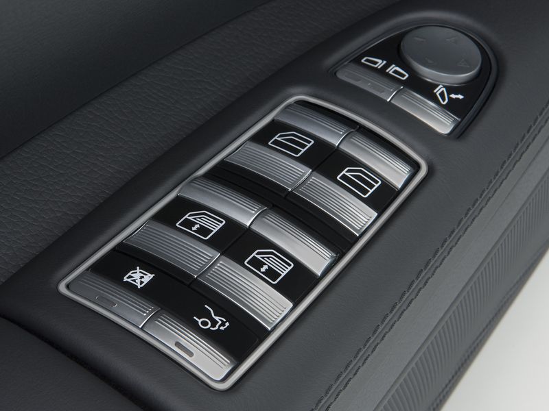 File:Mercedes benz s class2009 interior doorcontrols.jpg