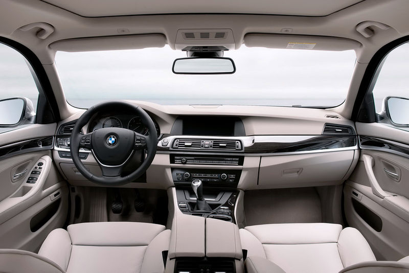 File:2011-BMW-5-Series-Touring-49.jpg