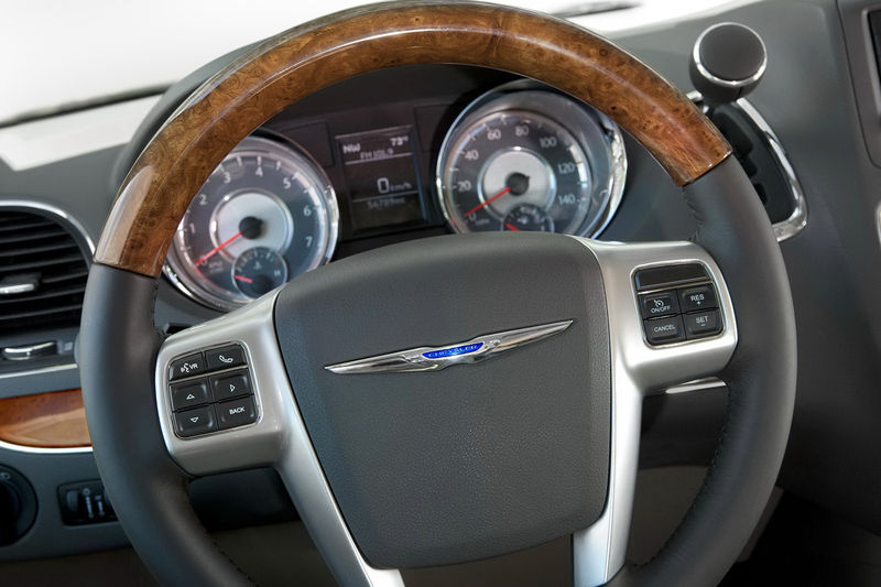 File:2011-Chrysler-Town-and-Country-5.JPG